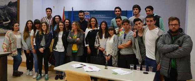 Opiniones UNEATLANTICO: Alumnos de la Universidad Europea del Atlántico visitan el Gabinete de prensa multimedia del Gobierno de Cantabria